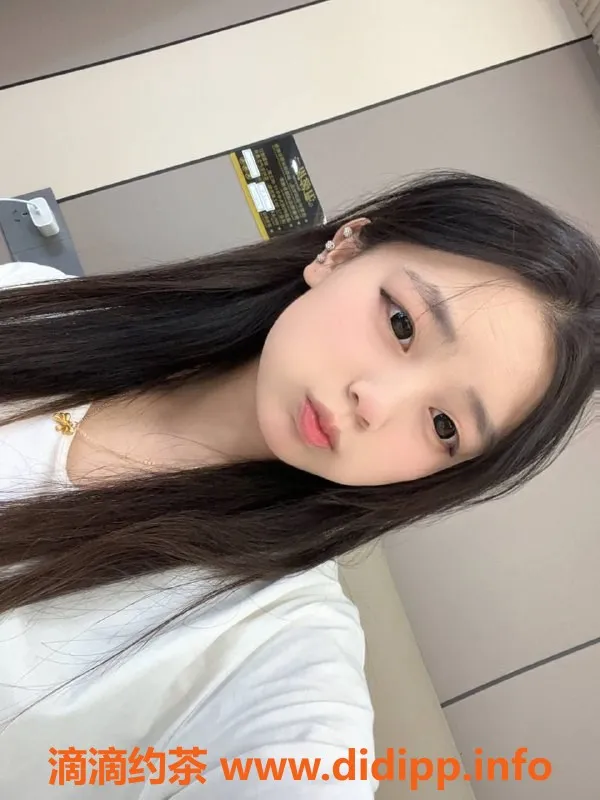 重庆楼凤-渝北琪琪，18岁，163cm，98斤，B+胸，鸳鸯浴服务