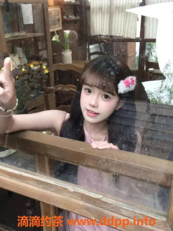 重庆楼凤-大坪念念，18岁C杯新人，身高160，服务可盐可甜