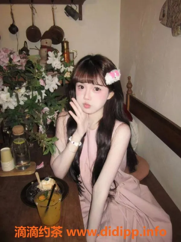 重庆楼凤-大坪念念，18岁C杯新人，身高160，服务可盐可甜