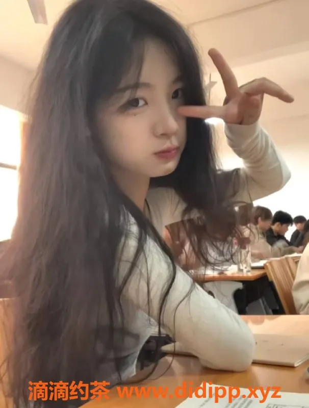 杭州楼凤-上城区困困，大一舞蹈生，20岁，165高，胸围C