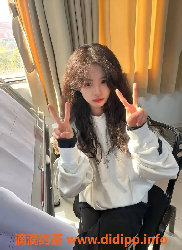 杭州楼凤-上城区困困，大一舞蹈生，20岁，165高，胸围C