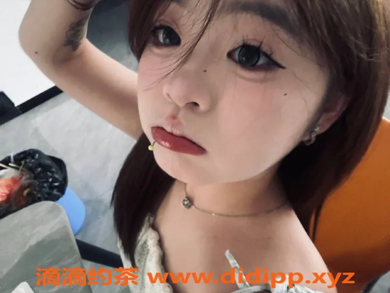 长沙楼凤资源信息,岳麓区小白，155cm微胖18岁，服务好价500p