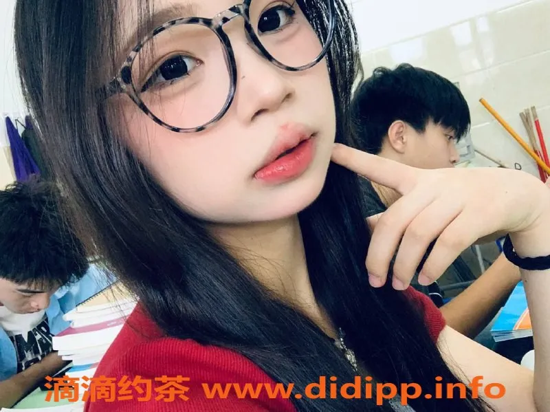 重庆楼凤-巴南区小梦，18岁B罩杯，爱爱口服，身高163cm