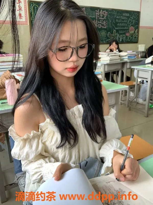重庆楼凤-巴南区小梦，18岁B罩杯，爱爱口服，身高163cm