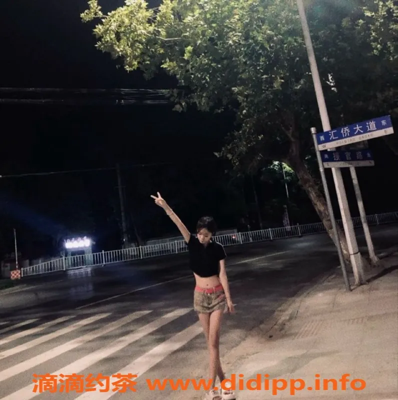 杭州楼凤-上城嫩妹小玲，600/P巨乳工兵服务等你来体验