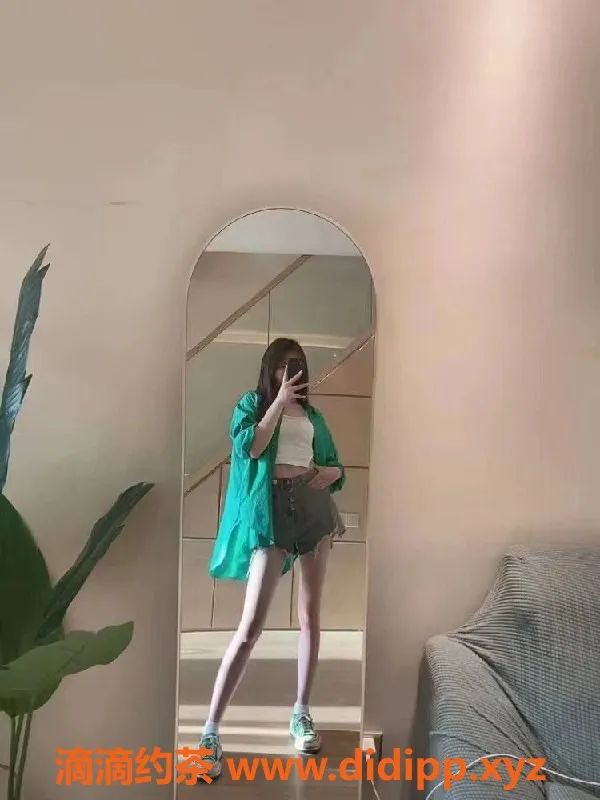 厦门楼凤-高颜值腿模18岁，170cm超吸引，服务多样仅800元