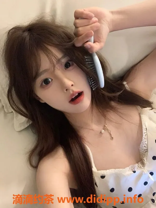 广州楼凤-天河20岁学生妹洛颜 166cm 32C只需600元