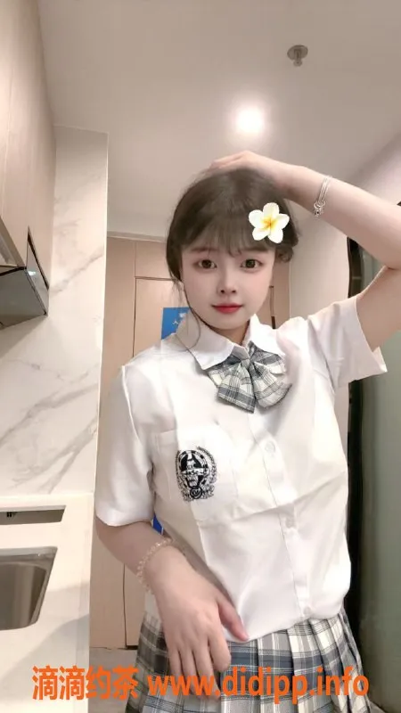 广州楼凤-天河18岁学生妹小晚，36C胸围，服务多样