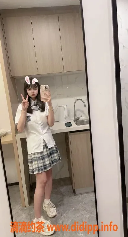 广州楼凤-天河18岁学生妹小晚，36C胸围，服务多样