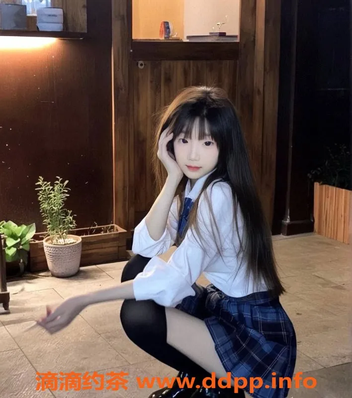 成都楼凤-成华区小嘉琪，身高162，80斤，A罩杯，17岁，青春迷人