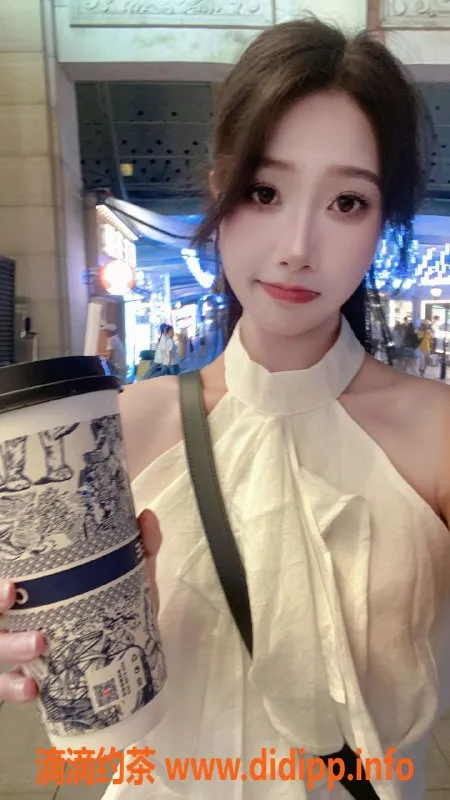 武汉楼凤-武昌菲菲，165cm C罩杯，700元起服务