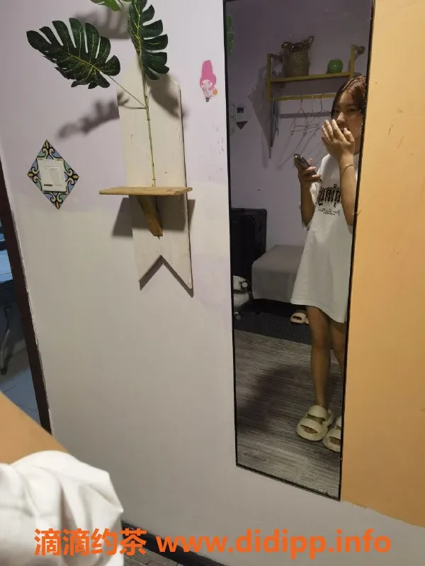 成都楼凤-成都14岁小排骨精。身高160，体重85，收费600元