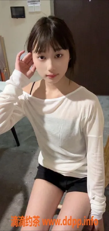 成都楼凤-成华区小荣，18岁贫乳美少女，身高160、体重90