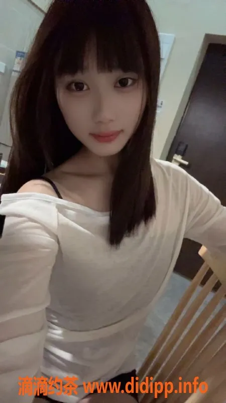 成都楼凤-成华区小荣，18岁贫乳美少女，身高160、体重90