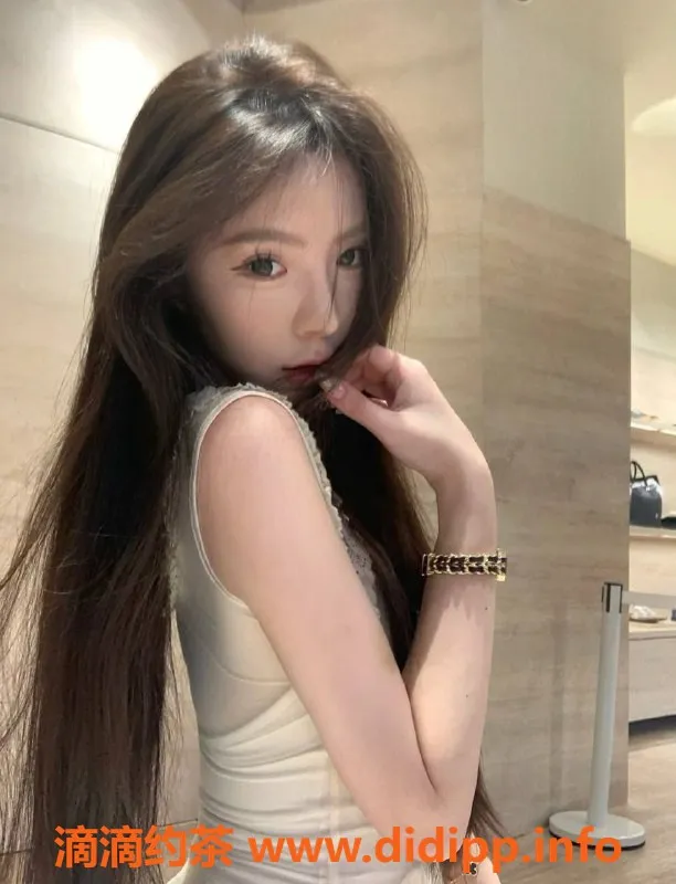 北京楼凤-朝阳三里屯清纯小白花三三，168cm C+胸，21岁，服务P2000