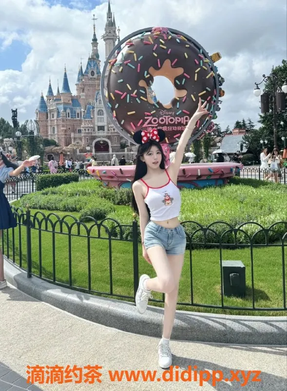 广州楼凤-天河19岁学生妹芊慕，165cm超甜初体验