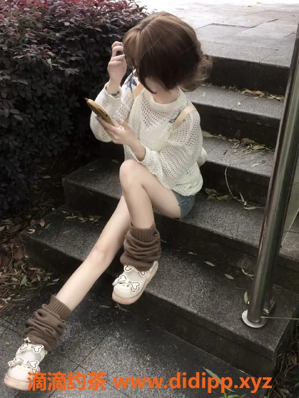 重庆楼凤-渝北回兴小短腿，162cm/18岁，主动服务