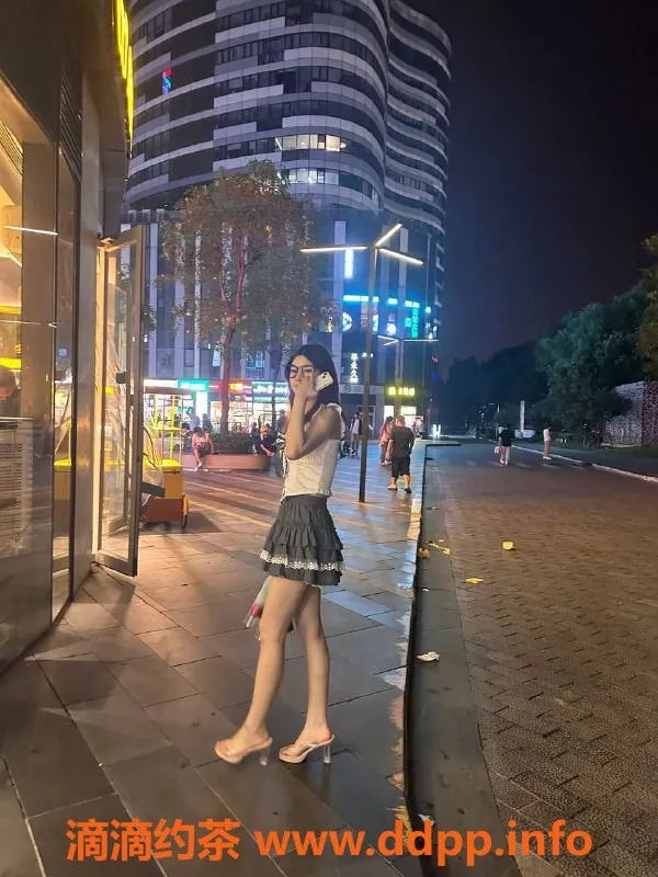 北京楼凤资源信息,22岁朝阳小萝莉佳佳，身高168，陪浴1500元