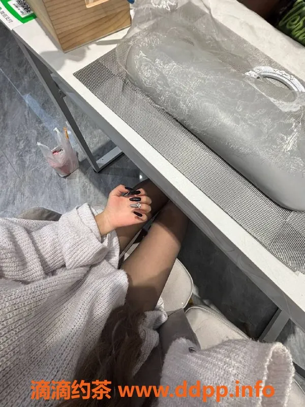 成都楼凤-新都区静六六，身材9分的嫩妹车