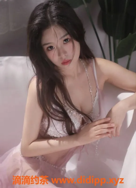 广州楼凤-番禺清纯甜美苗条小妹佳佳，包夜1600