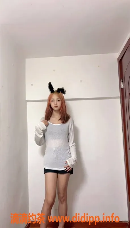 成都楼凤-成华区小爱 18岁165cm B+胸 温柔服务