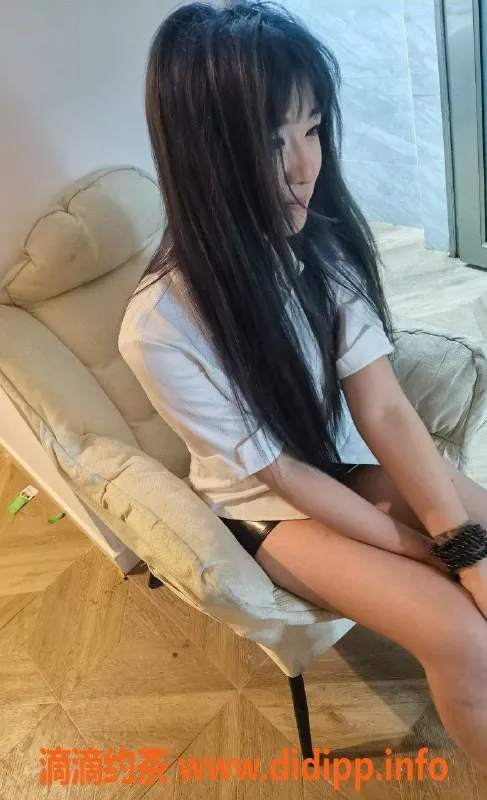 成都楼凤-成都嫩妹歪歪，165cm匀称身材，700元超值体验！