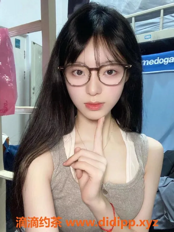 重庆楼凤-渝北轻轨站宝儿，20岁165cm B罩杯性感妹子