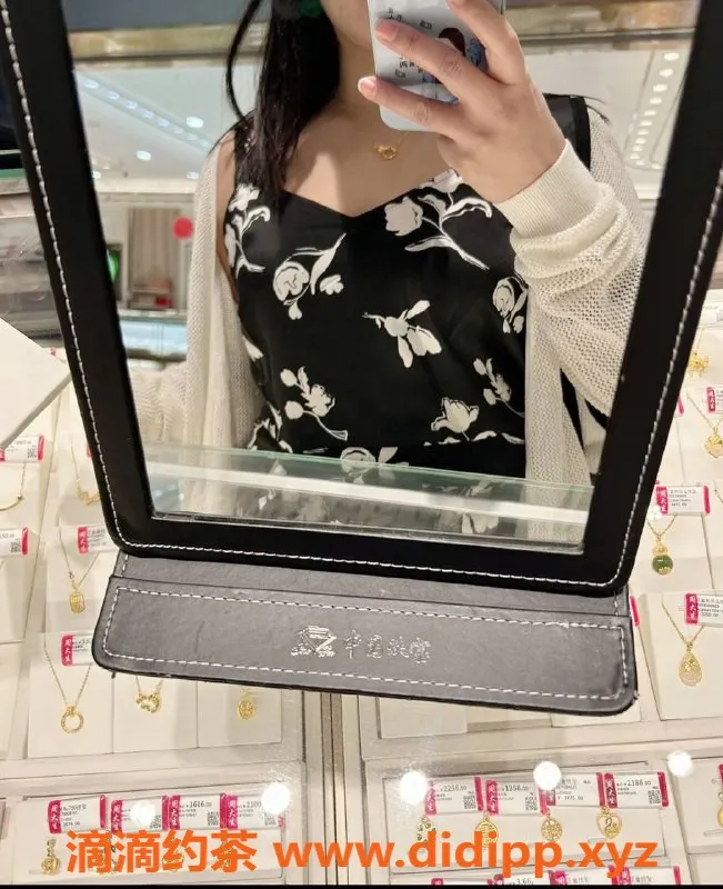 深圳楼凤-宝安沙井大乔波推半裸400元，口爆服务诱人