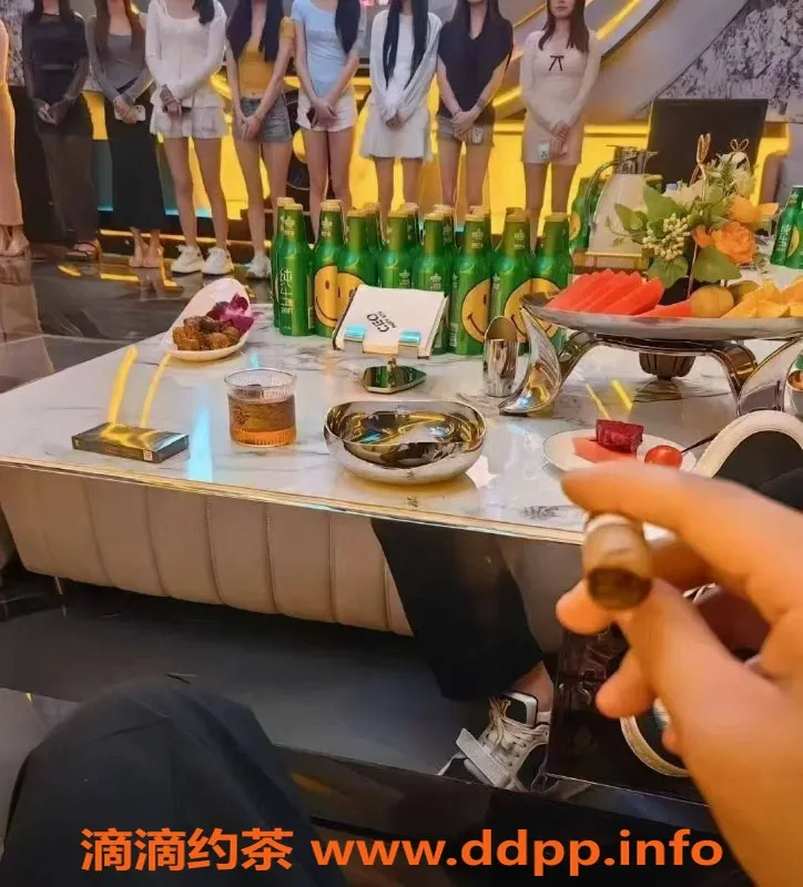 重庆楼凤-渝北区光辉岁月 KTV 18岁妹子全裸体验