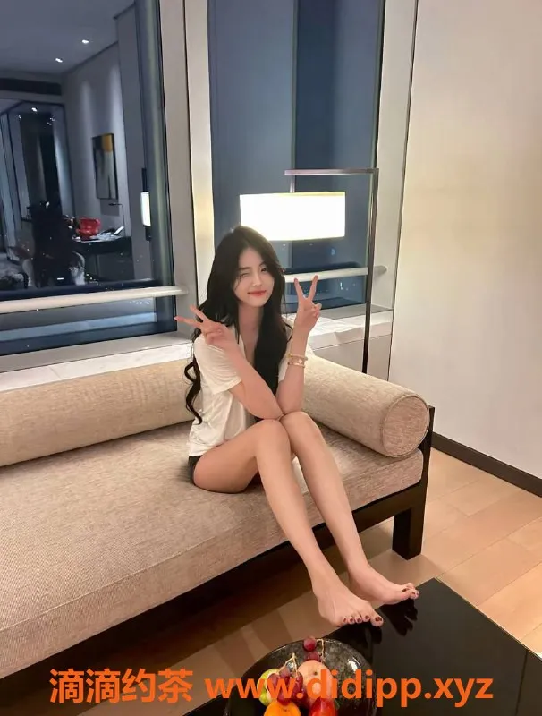 杭州楼凤-红豆吖，20岁大二学生，身高169cm，体重47kg