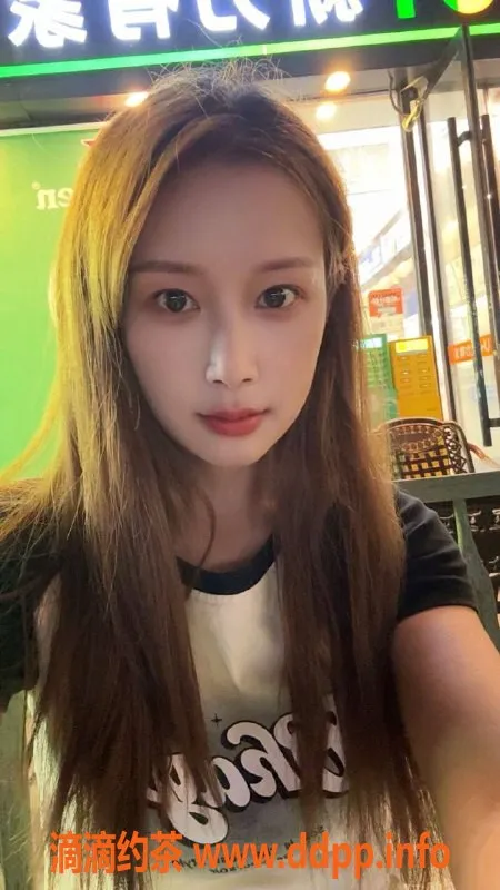 郑州楼凤-东区梦梦25岁，身高163cm，体重49，提供多种服务