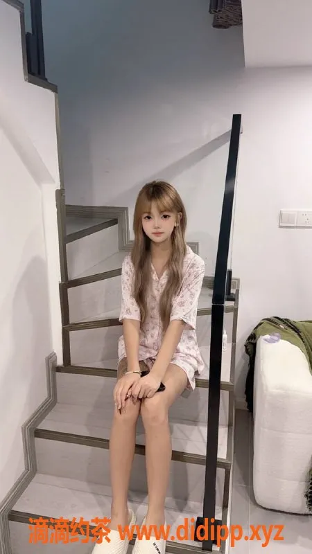 成都楼凤-成华区18岁白虎温语，身高168，80斤，颜值超高