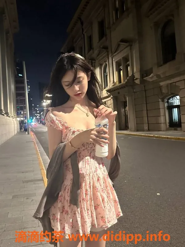 杭州楼凤-小奶猫🐱，19岁清纯可爱，陪浴派对享受