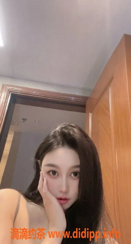 重庆楼凤-向晚，渝北168cm B+罩杯口交服务，全天欢迎