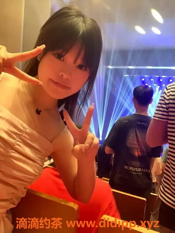 成都楼凤-成华区白晶晶，18岁，155cm，90斤，口活超赞！