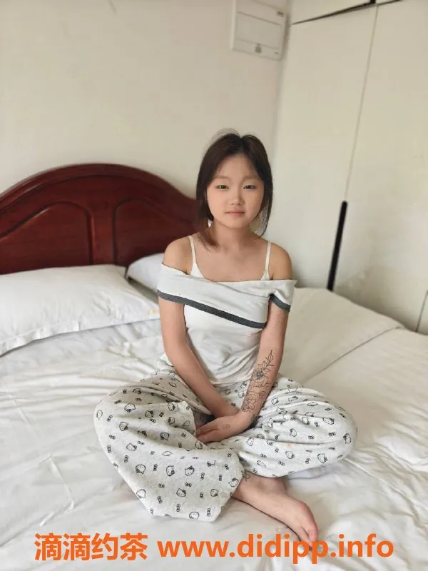 成都楼凤资源信息,成华区18岁清纯妹子，身高160，体重95斤，服务超赞！