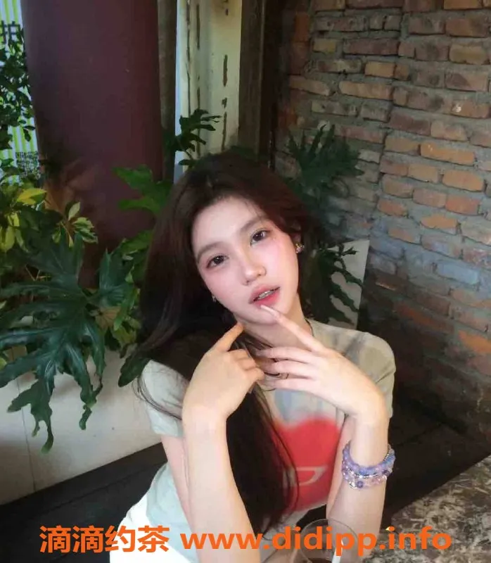 乌鲁木齐外围-乌市极品网红在读舞蹈系，169cm D罩杯