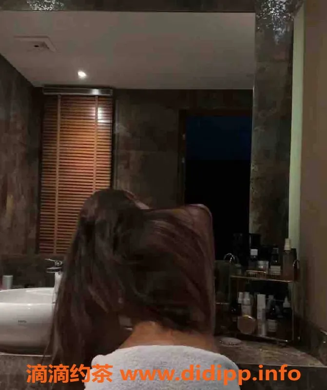 乌鲁木齐外围-乌市极品网红在读舞蹈系，169cm D罩杯