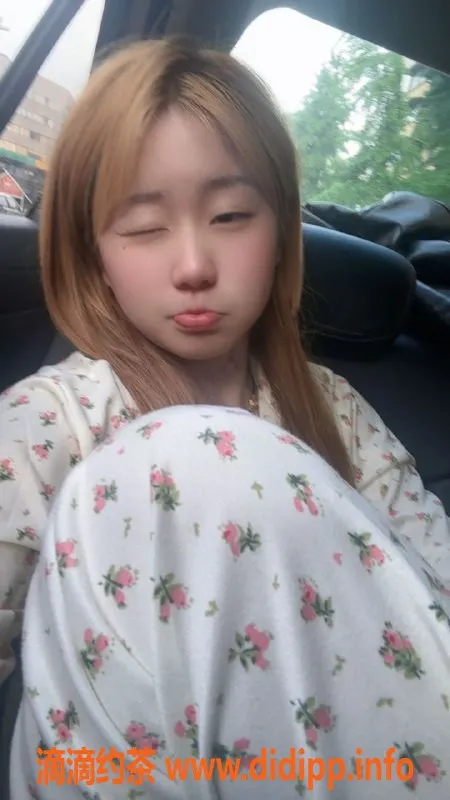 成都楼凤资源信息,成都奶糖，17岁匀称嫩妹，400元包夜服务