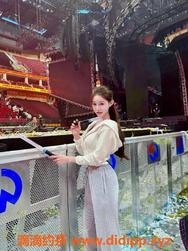 乌鲁木齐外围-乌市172D极品幼白妹子，46kg高素质体验