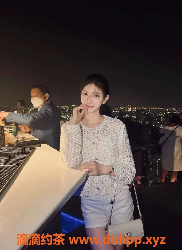 乌鲁木齐楼凤-极品御姐，皮肤雪白，性格温顺，兼职可纯可御