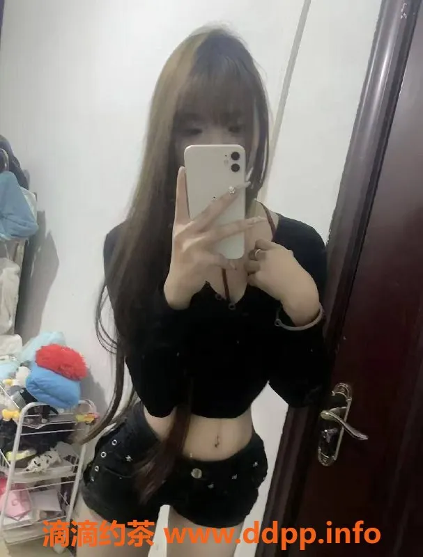 成都楼凤-果果，18岁重庆妹子，身高162cm，88斤