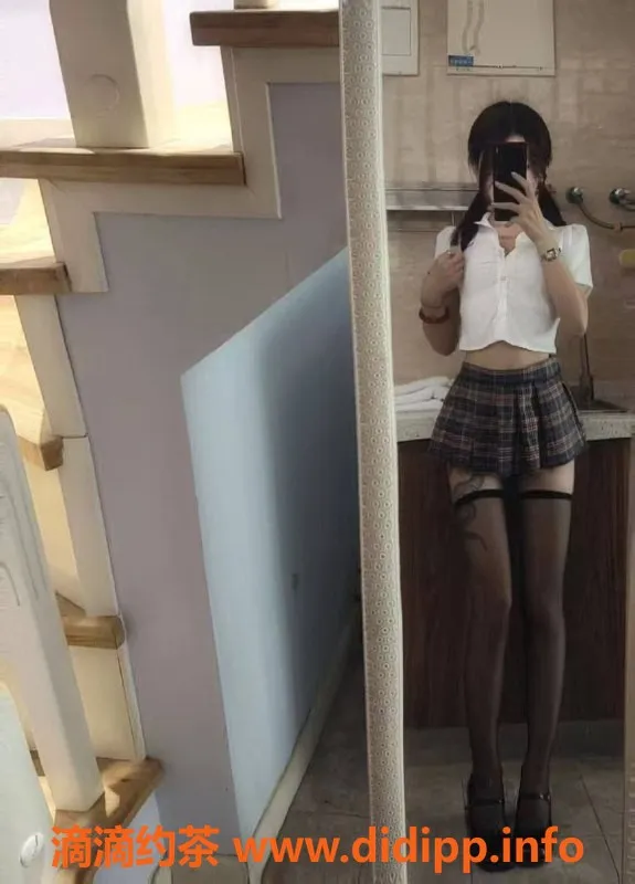 重庆楼凤-江北千惠，18岁C罩杯美少女，服务优质