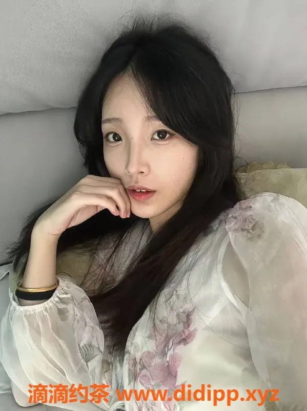 杭州楼凤-滨江区美术生小呆瓜，20岁C罩杯陪玩