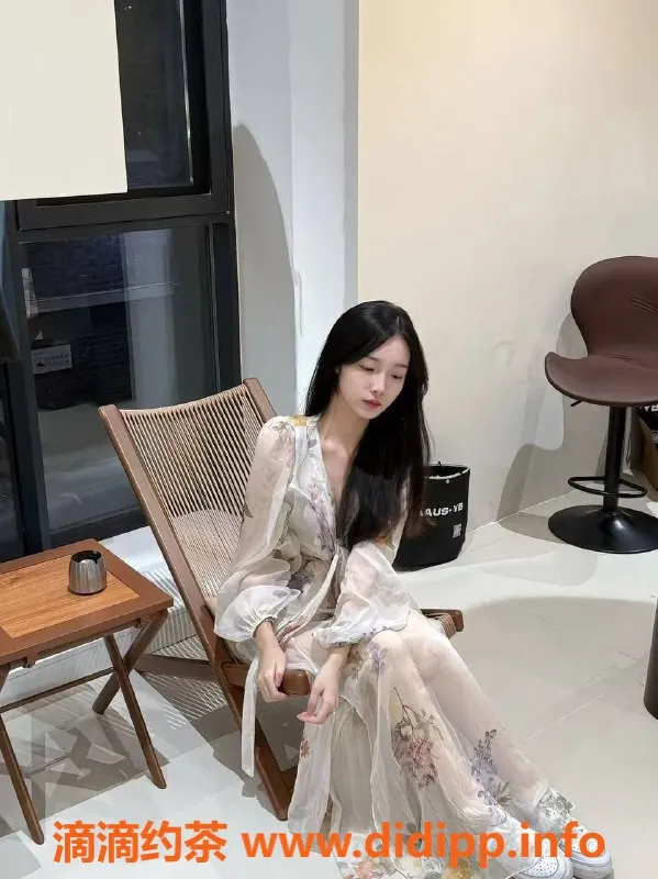 杭州上门服务-20岁小呆瓜，美术生上门服务，身高163，性感迷人