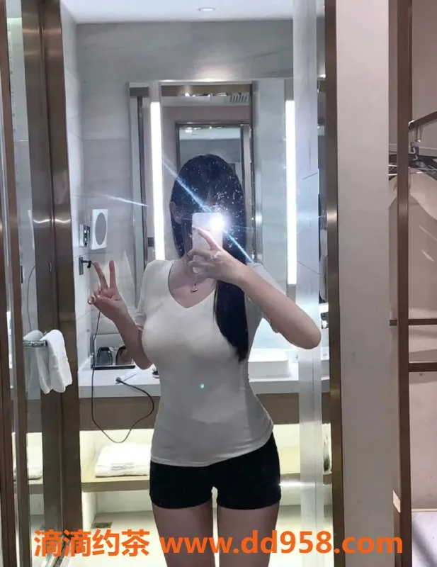 常州楼凤-常州嫩妹团团，22岁162cm C罩杯，服务优质只需800元