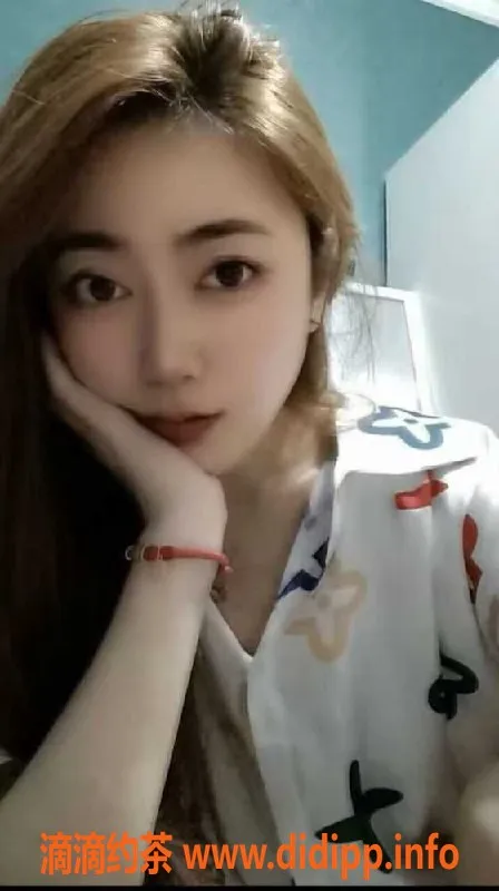 深圳楼凤-龙华大奶飞雪，26岁165cm，800元畅享40分钟