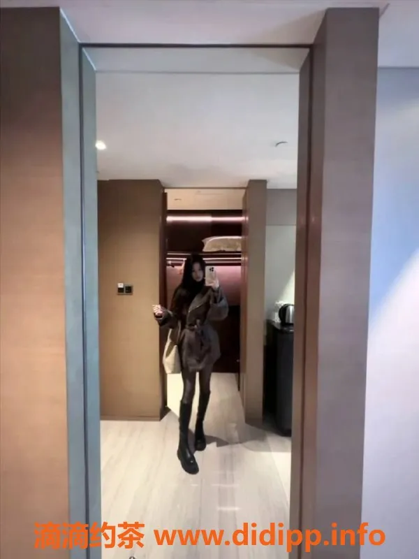 青岛楼凤-青岛玖儿，轻度SM 6张起，反差黑丝诱惑