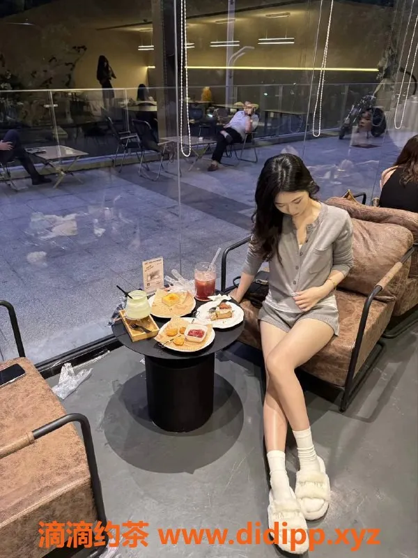 青岛楼凤-青岛小丫，大学生伴游，身高163，肌肤白皙