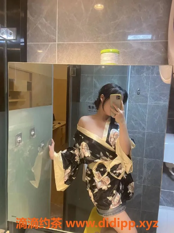 成都楼凤-紫萱：160cm匀称嫩妹，500元一次热情服务